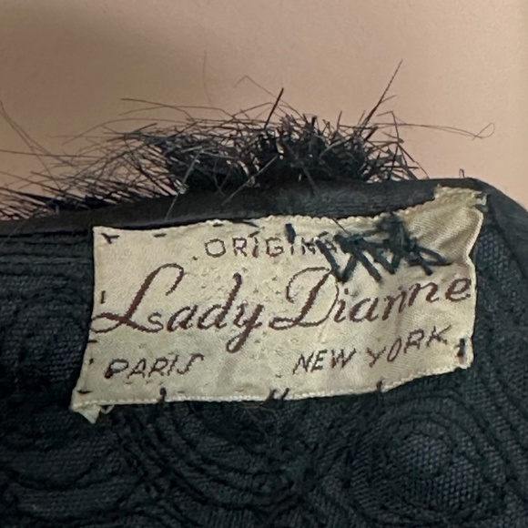 FASCINATING 1950s\' BLACK FABRIC JULIET CAP WITH UNIQUE FEATHER/CRIN TRIM main image 4